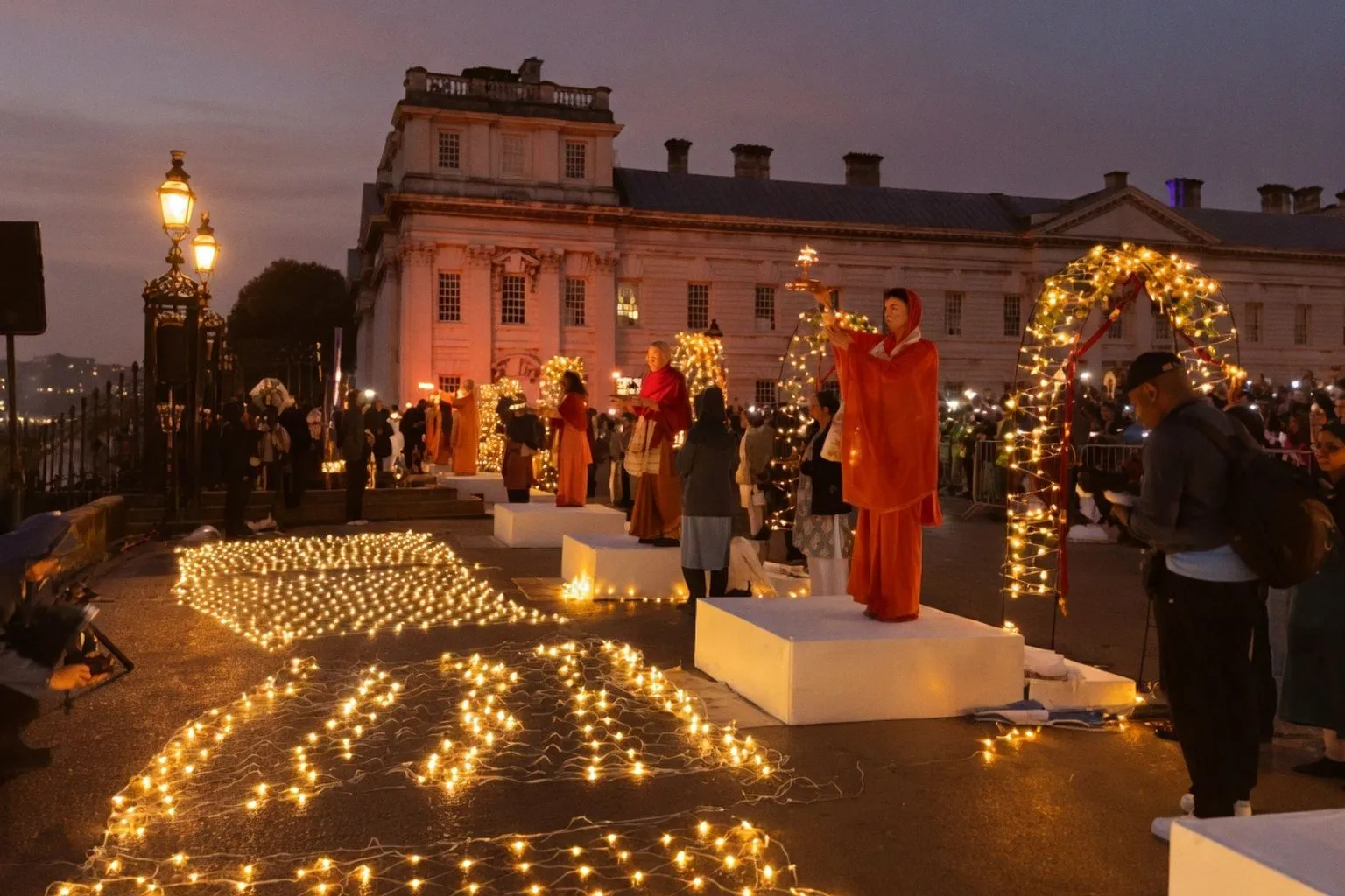 London Hosts First Traditional Ganga Aarti Ceremony on the Thames Riverbank