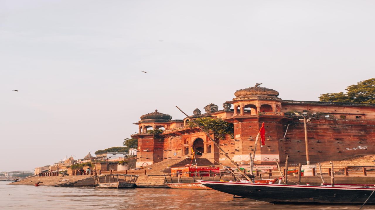 You are currently viewing Ganga Ghats in Varanasi